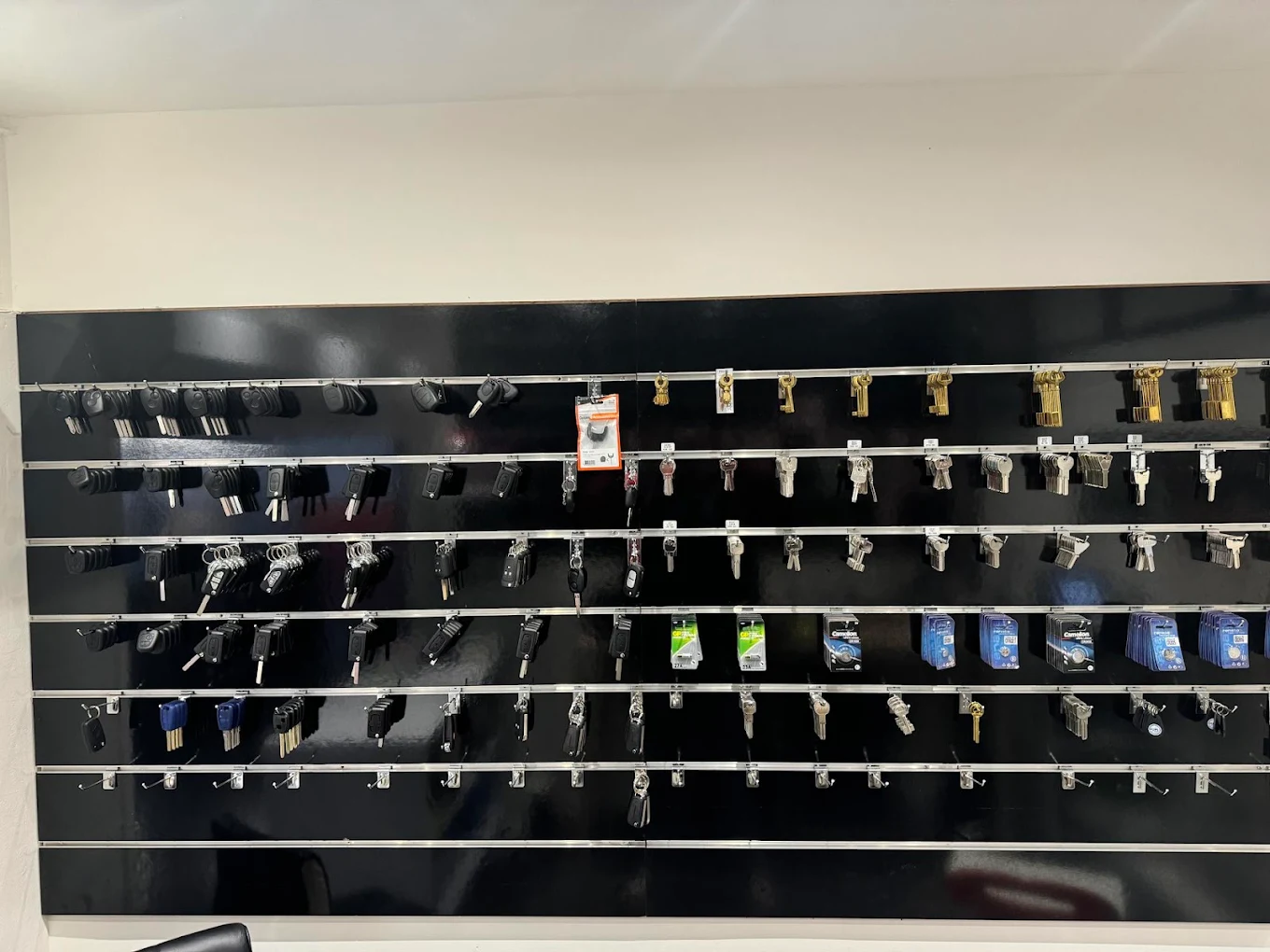 Mur de clés brutes et clés de voiture en stock